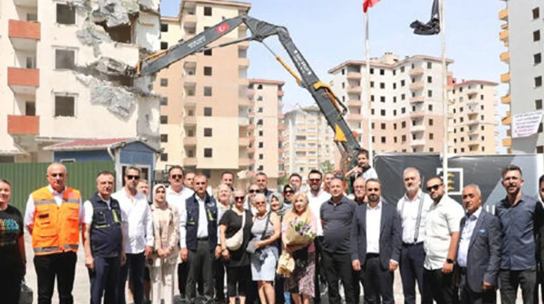 Büyükçekmece Emka Ulu Sitesi'nde kentsel dönüşüm başladı.