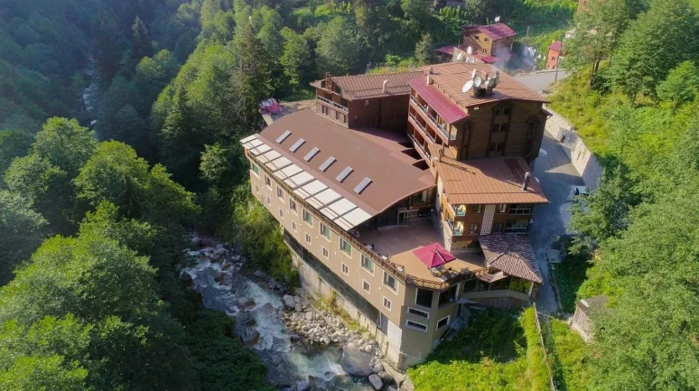 Zümrüt Yeşili Bir Rüya: Ayder Yaylası ve Kaçkarların Kalbindeki Cennet Haşimoğlu Otel