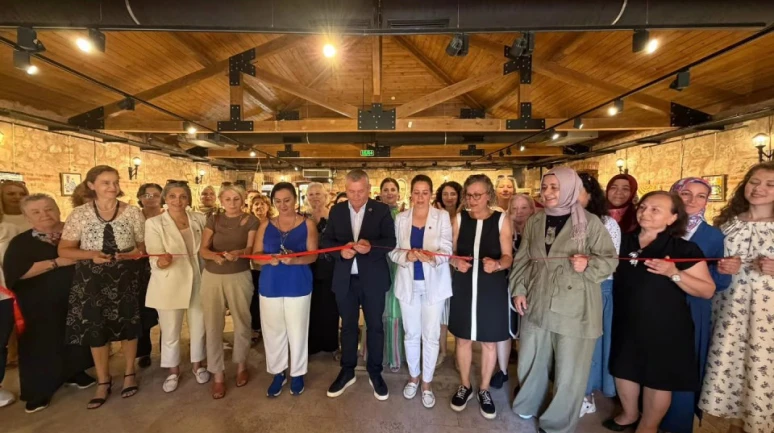 Silivri Belediyesi Mahalle Evleri Kursiyerlerinden “Sanatın Renkleri” Sergisi