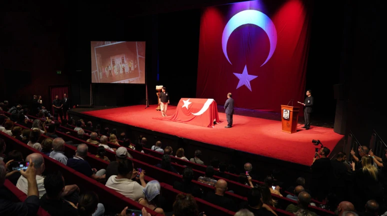 TÜRK TİYATROSUNUN USTA İSMİ ZİHNİ GÖKTAY İÇİN MUHSİN ERTUĞRUL SAHNESİ'NDE TÖREN DÜZENLENDİ!