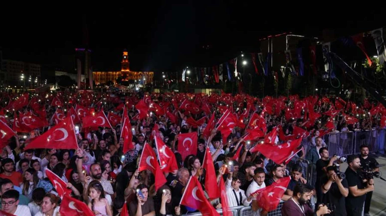 Cumhuriyet Kent Meydanı Zafer Bayramı’nda görkemli törenle açıldı