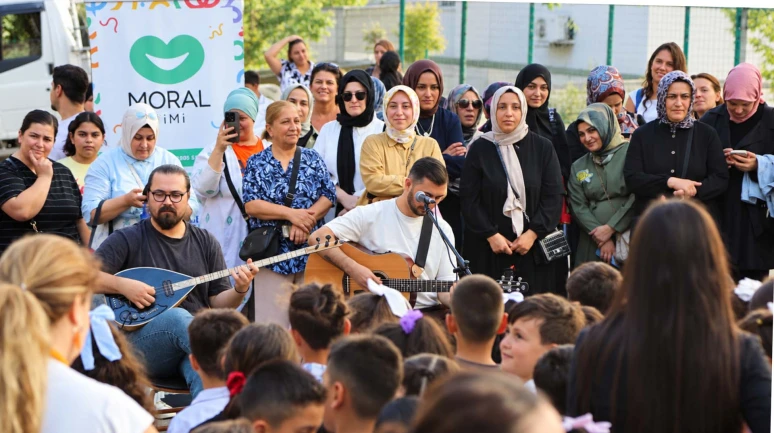 Esenler'de Okullar Moral Timi ile Neşeli Açıldı