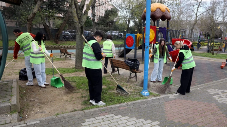 Öğrencilerden Parklara Temizlik Seferberliği