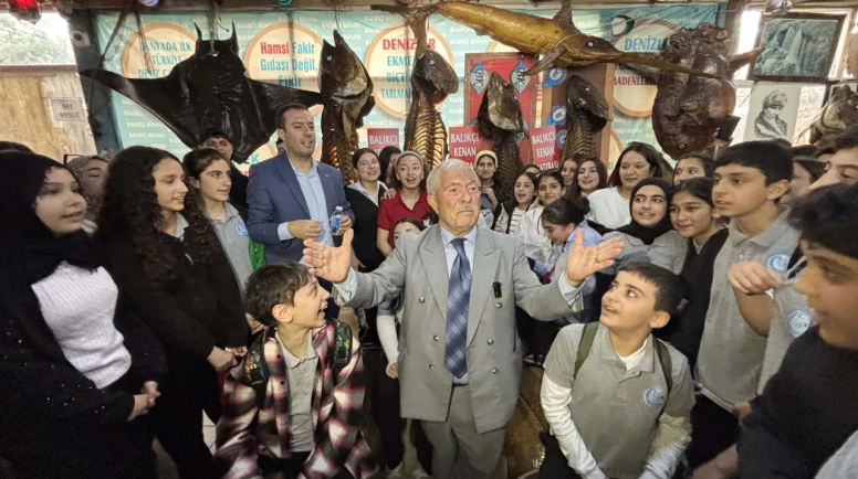 Balıkçı Kenan, balık yeme yarışması yaptı; gençlere ödül balık dağıttı
