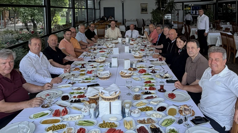 Eski belediye başkanları kahvaltıda toplandı.