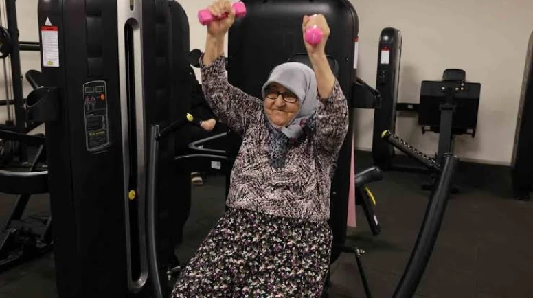 82 Yaşındaki Kadın, Sporla Bastonunu Attı