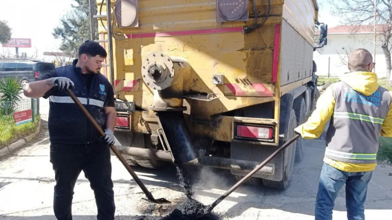 Silivri Belediyesi yol bakım çalışmalarını sürdürüyor