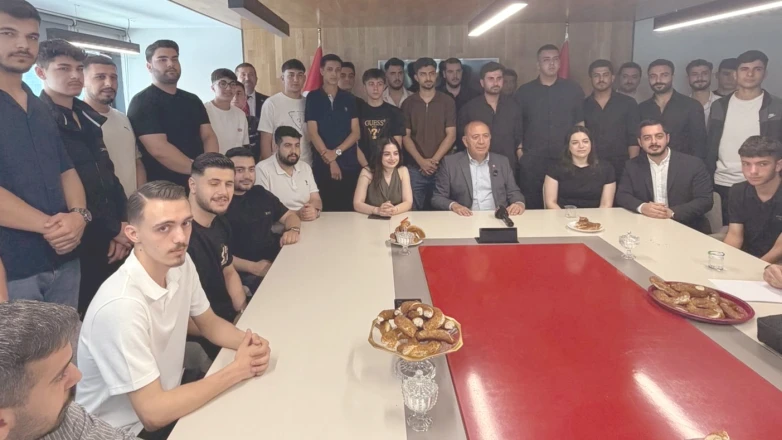 Cumhuriyet Halk Partisi İstanbul İl Başkanlığı binasında yoğun katılımlı bir rozet takma töreni gerçekleştirildi.