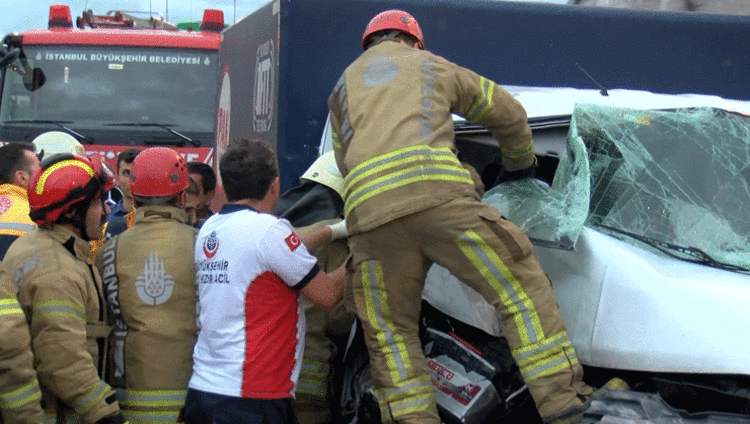 TEM Otoyolunda kaza! Trafik sıkıştı, yaralılar var