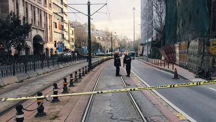 Beyoğlunda 5 katlı binada çökme! Araç trafiğe kapatıldı, tramvay seferleri durdu