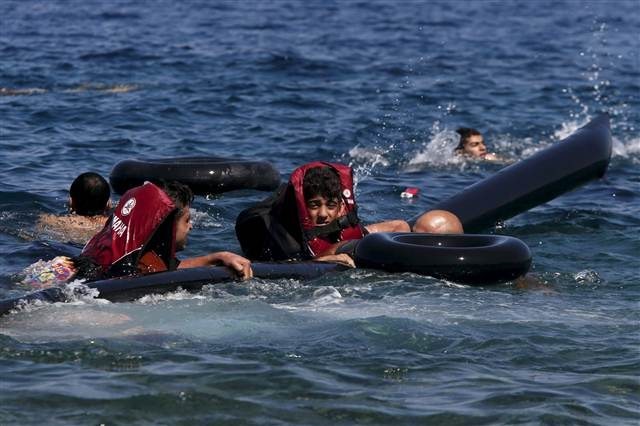 Aydın'ın Didim ilçesinden Yunanistan'ın Leros adasına kaçak yollardan geçmeye çalışan mültecileri taşıyan Gulet tipi tekne Farmakonisi adası açıklarında battı. Yunan kaynaklarından edinilen bilgiye göre 4'ü küçük bebek, 10'u çocuk, 34 göçmen hayatını kaybetti. Yunan Sahil Güvenlik ekiplerinin arama kurtarma çalışmaları devam ederken, teknede 100 göçmen bulunduğu tahmin ediliyor.