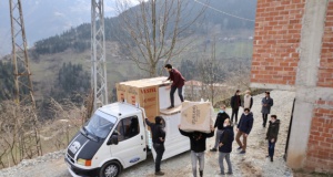 Büyükçekmece'den Trabzon'a kolilerce yardım