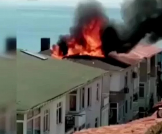 Büyükçekmece'de 3 katlı binanın çatı katında yangın