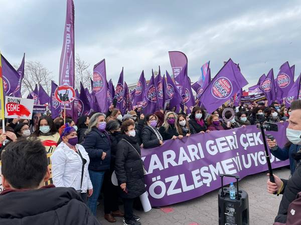 Kadınlar Kadıköy'de Erdoğan'ın İstanbul Sözleşmesi'nde çekilme kararını protesto ediyor