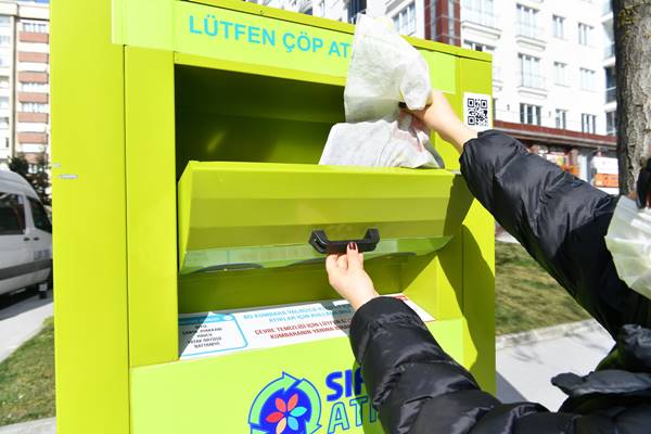 Beylikdüzü Belediyesi 200 noktaya Giysi Tekstil Kumbarası yerleştirdi