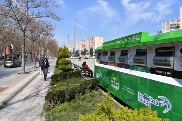 Beylikdüzü Belediyesi 200 noktaya Giysi Tekstil Kumbarası yerleştirdi